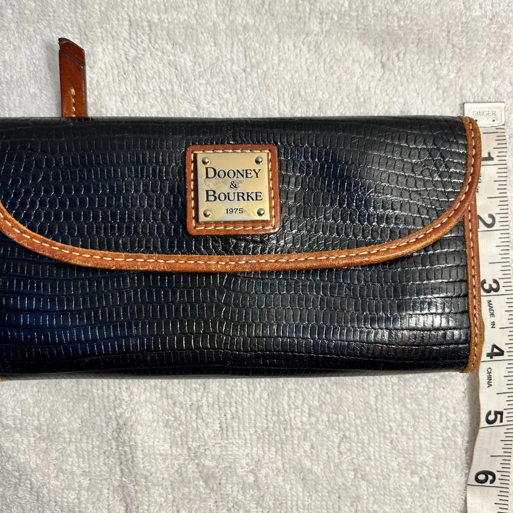 Dooney & Bourke Black Lizard Embossed Leather Continental Clutch Wallet Tan Trim